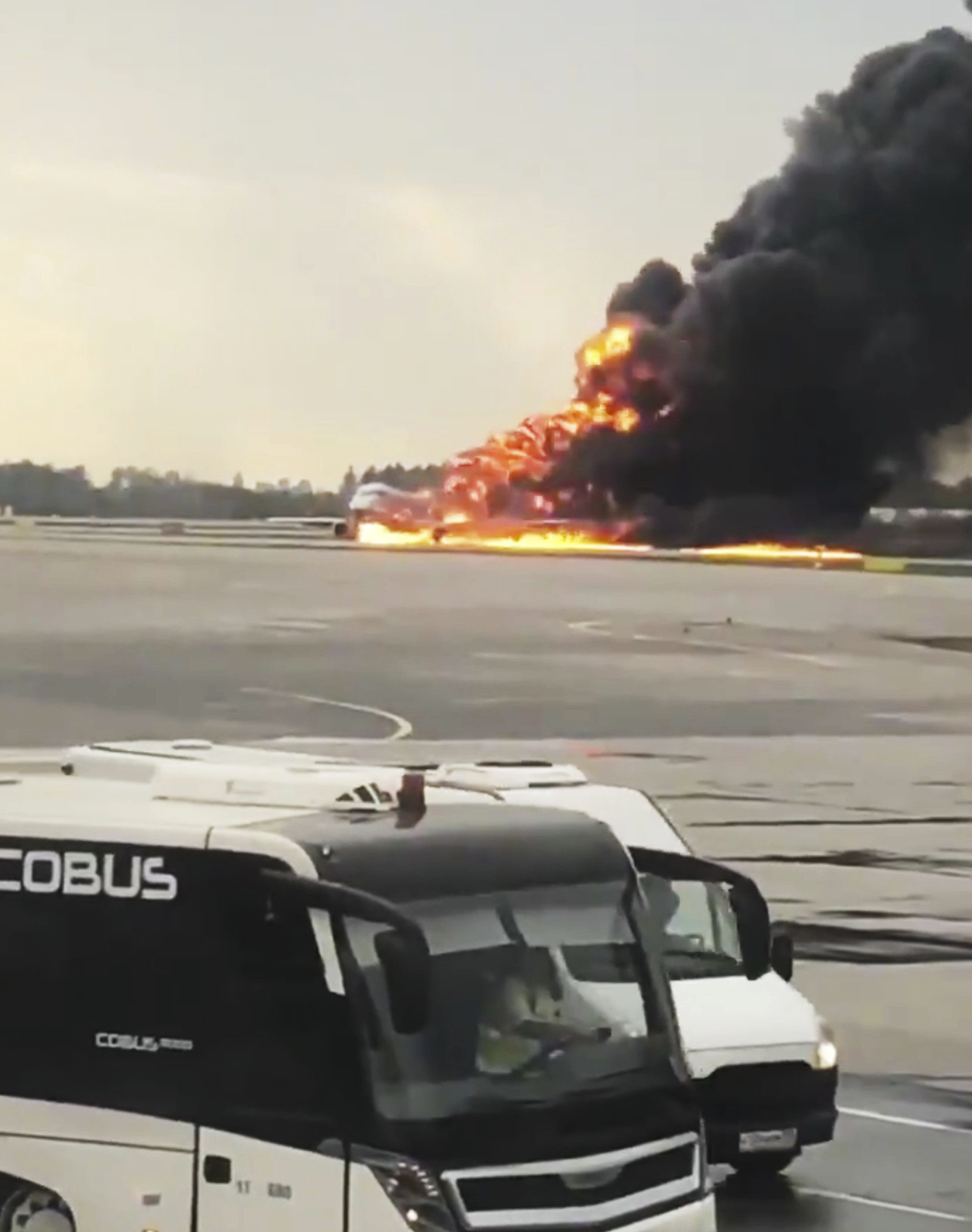 Avionul cu pasageri care a luat foc pe aeroport în Moscova. Bilanțul morților revizuit la 41 - Imaginea 4