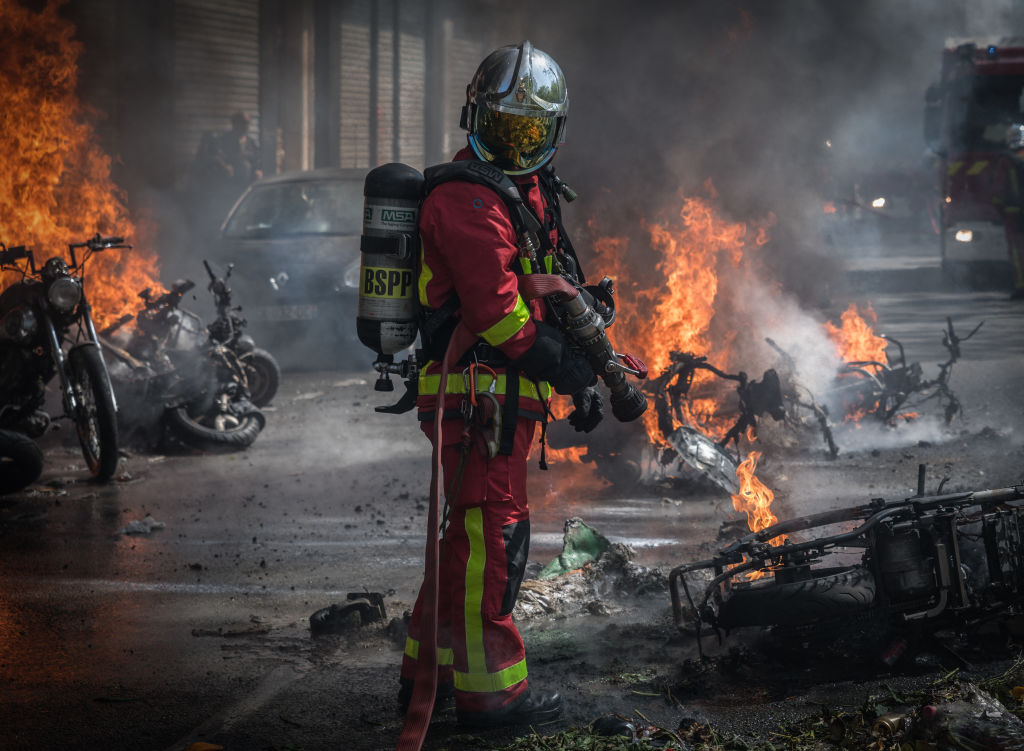 Pompierii „eroi” care s-au luptat cu flăcările de la Notre-Dame, acuzați de viol