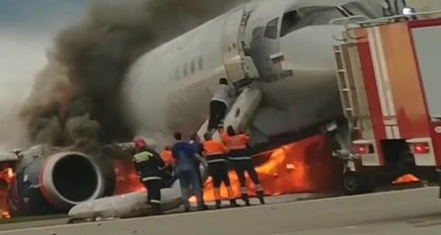 Momentul în care copilotul se întoarce în avionul cuprins de flăcări în Moscova. VIDEO - Imaginea 3