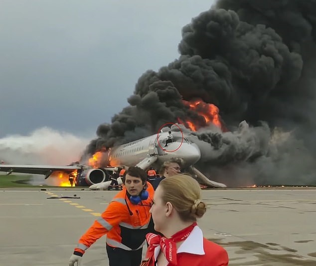 Momentul în care copilotul se întoarce în avionul cuprins de flăcări în Moscova. VIDEO - Imaginea 4