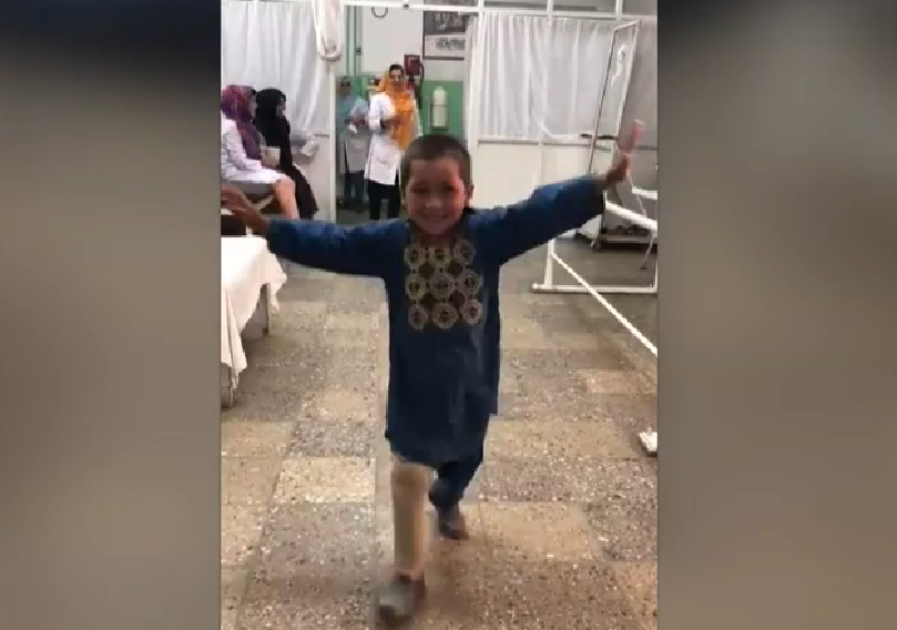 Un copil afgan rămas infirm după un atac al talibanilor dansează de bucurie că a primit o proteză