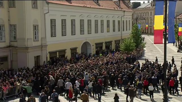 Momentul în care oamenii au scandat ”Europa!” în Sibiu. Iohannis şi liderii UE, baie de mulţime - Imaginea 1