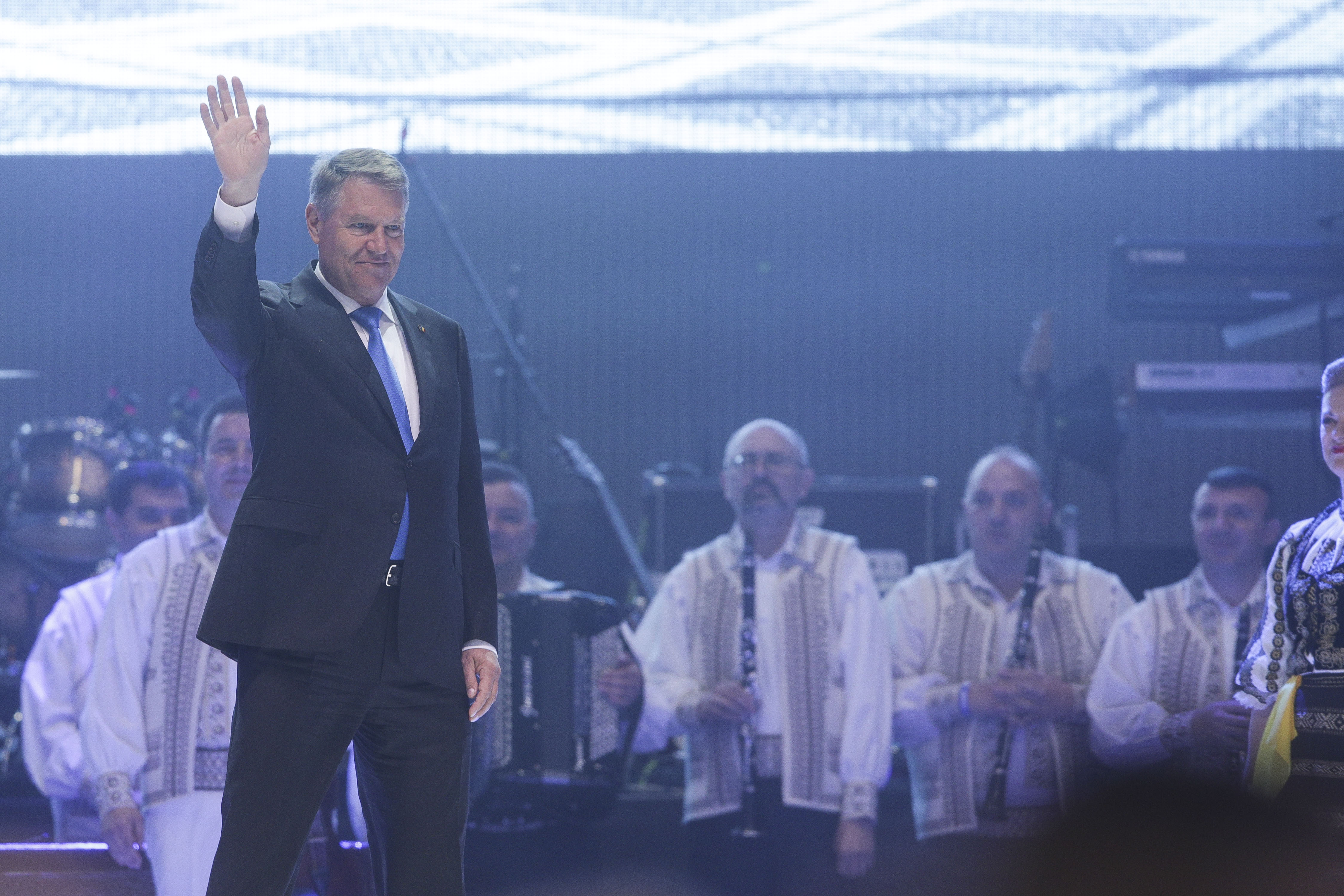 Iohannis şi Tusk, primiți cu aplauze la spectacolul organizat în Piaţa Mare din Sibiu