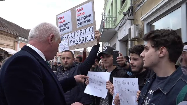 Mai mulți elevi din Arad ”au plecat de la ore” pentru un protest anti-PSD. Reacția autorităților
