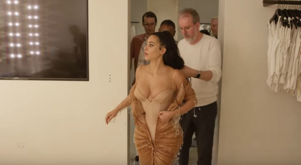 Kim Kardashian, ajutată de 3 bărbați să intre în rochia Thierry Mugler. Ce a purtat pe dedesubt - Imaginea 1