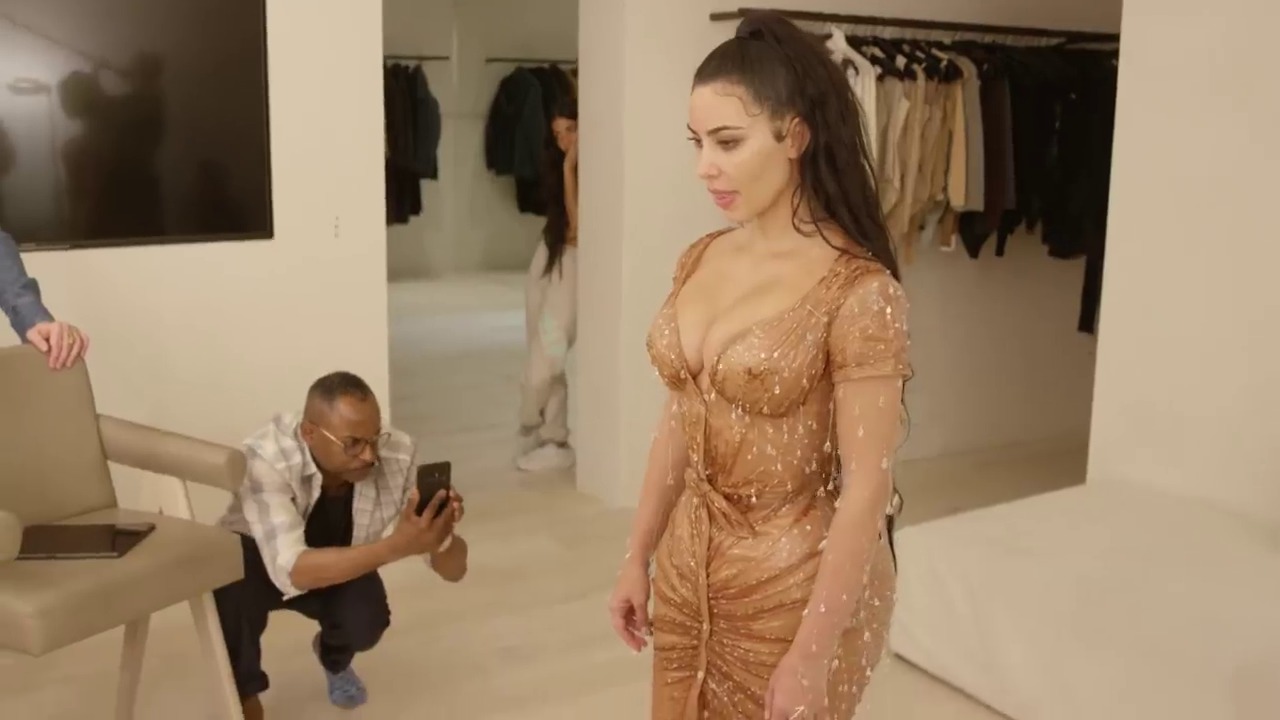 Kim Kardashian, ajutată de 3 bărbați să intre în rochia Thierry Mugler. Ce a purtat pe dedesubt - Imaginea 13