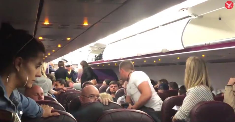 Bătaie la bordul unui avion Wizz Air, între pasageri beți. Reacția piloților - Imaginea 6