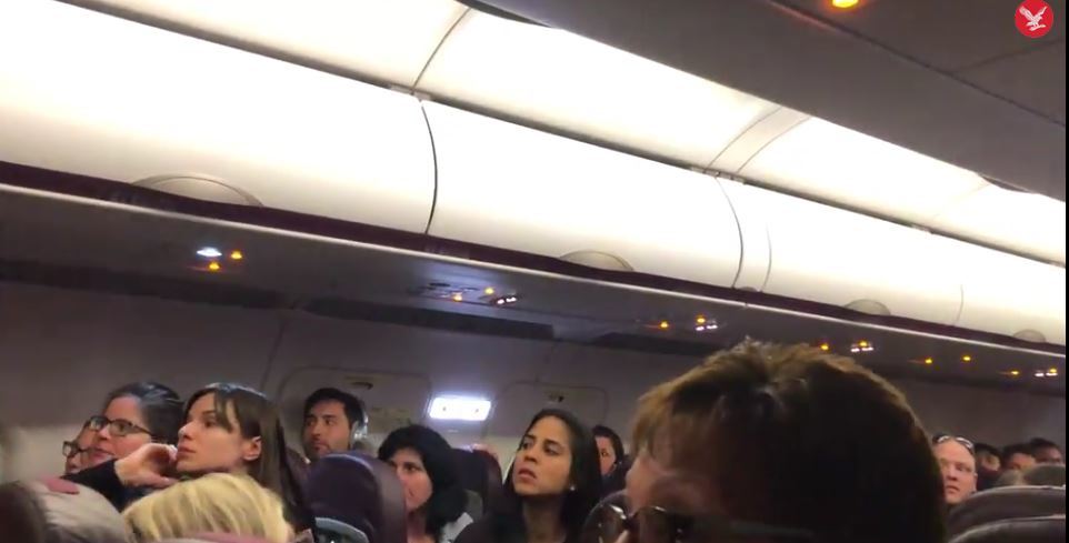 Bătaie la bordul unui avion Wizz Air, între pasageri beți. Reacția piloților - Imaginea 1