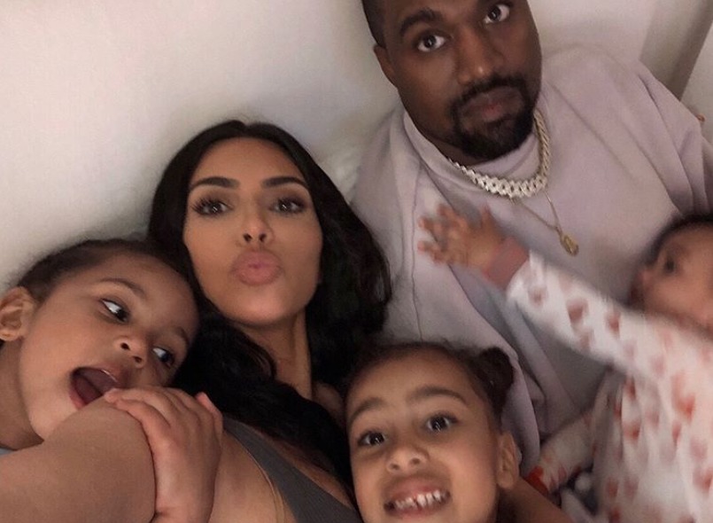 Fotografiile cu bebelușul lui Kim Kardashian stârnesc noi controverse. FOTO