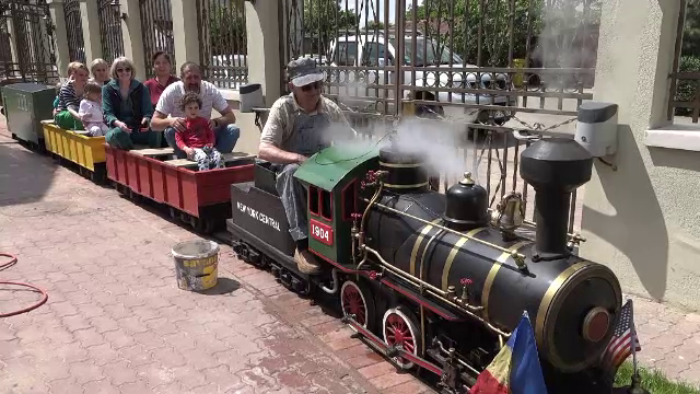 Locomotiva condusă de Walt Disney plimbă copiii din Arad. Cât a plătit un colecționar