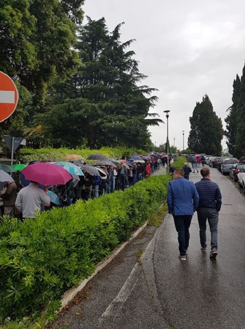 Alegeri europarlamentare 2019. Românii stau la cozi uriașe pentru a vota la Roma. VIDEO - Imaginea 4