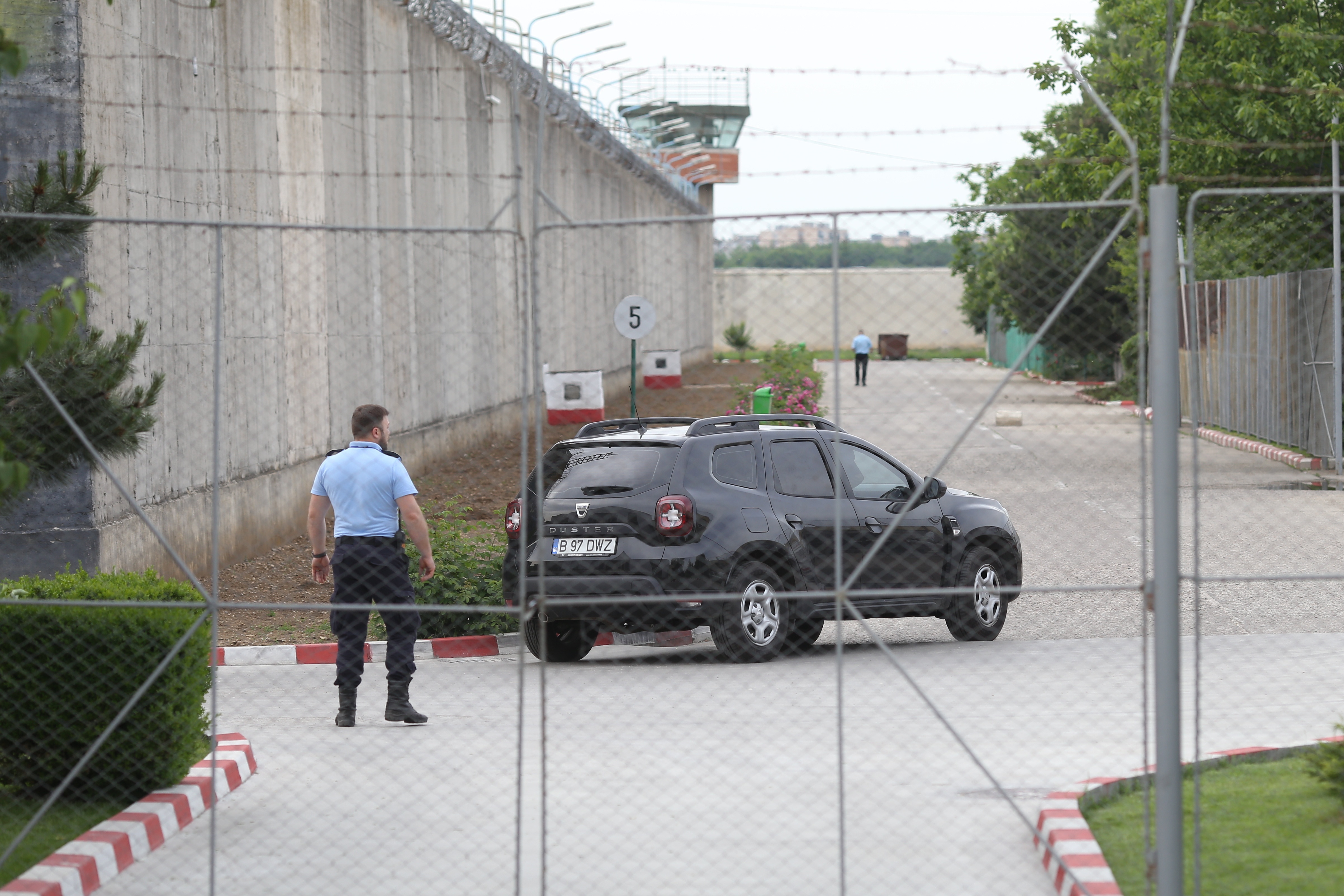 Liviu Dragnea a fost încarcerat la Penitenciarul Rahova. Imagini din mașina poliției - Imaginea 3