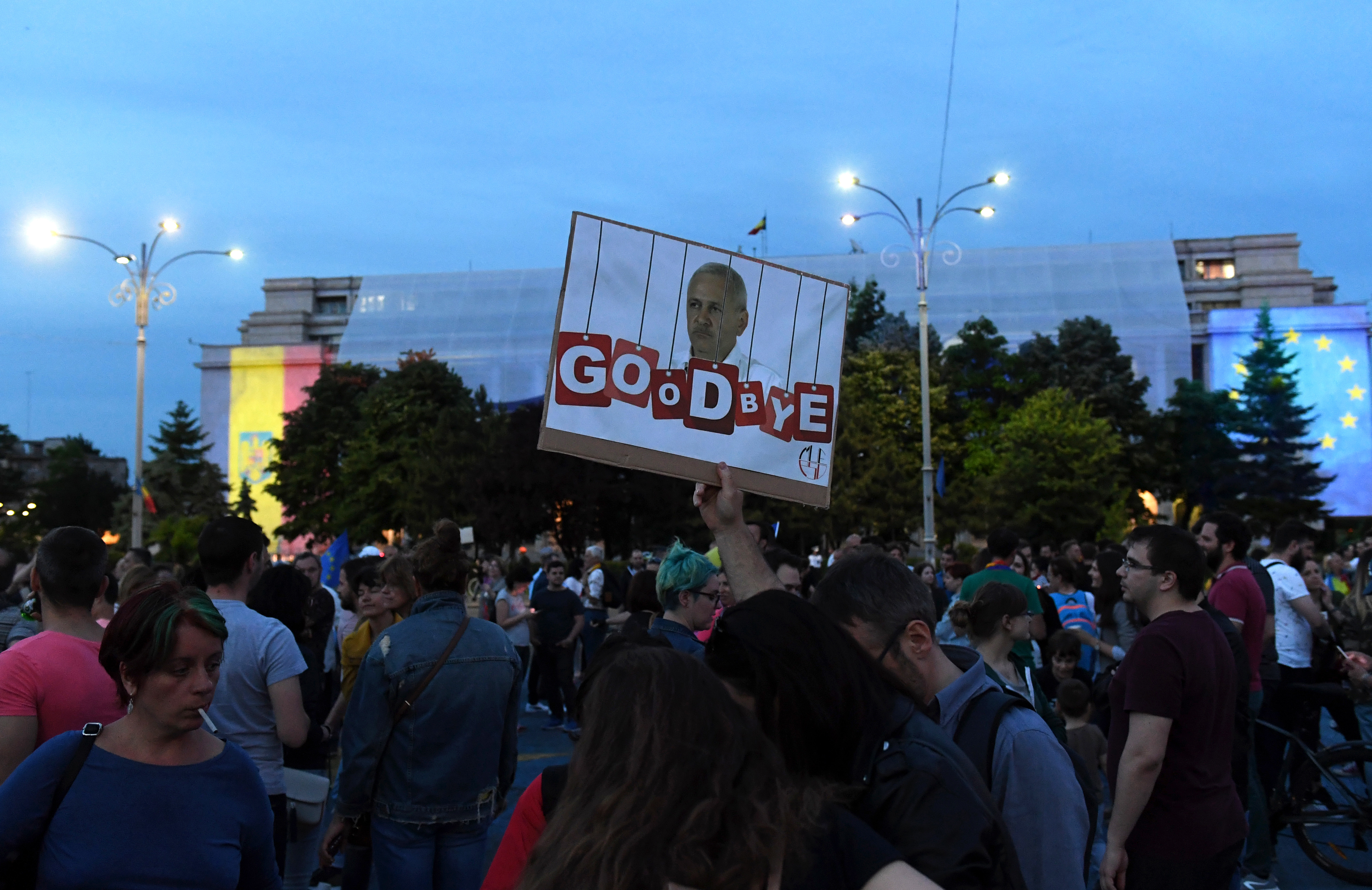 Piața Victoriei, loc de petrecere după europarlamentare și condamnarea lui Dragnea - Imaginea 3