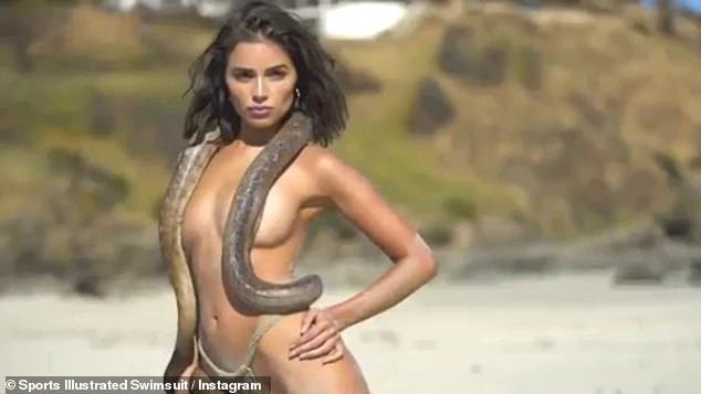 Fostă Miss Univers, topless și acoperită cu un șarpe pe plajă. GALERIE FOTO - Imaginea 6