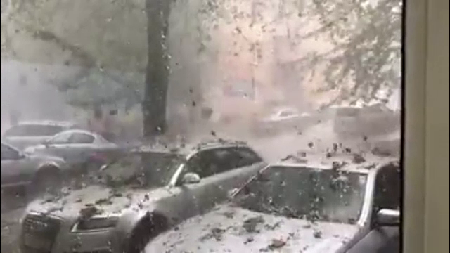 Furtună cu fulgere și trăsnete în București. Meteorologii anunță fenomene extreme
