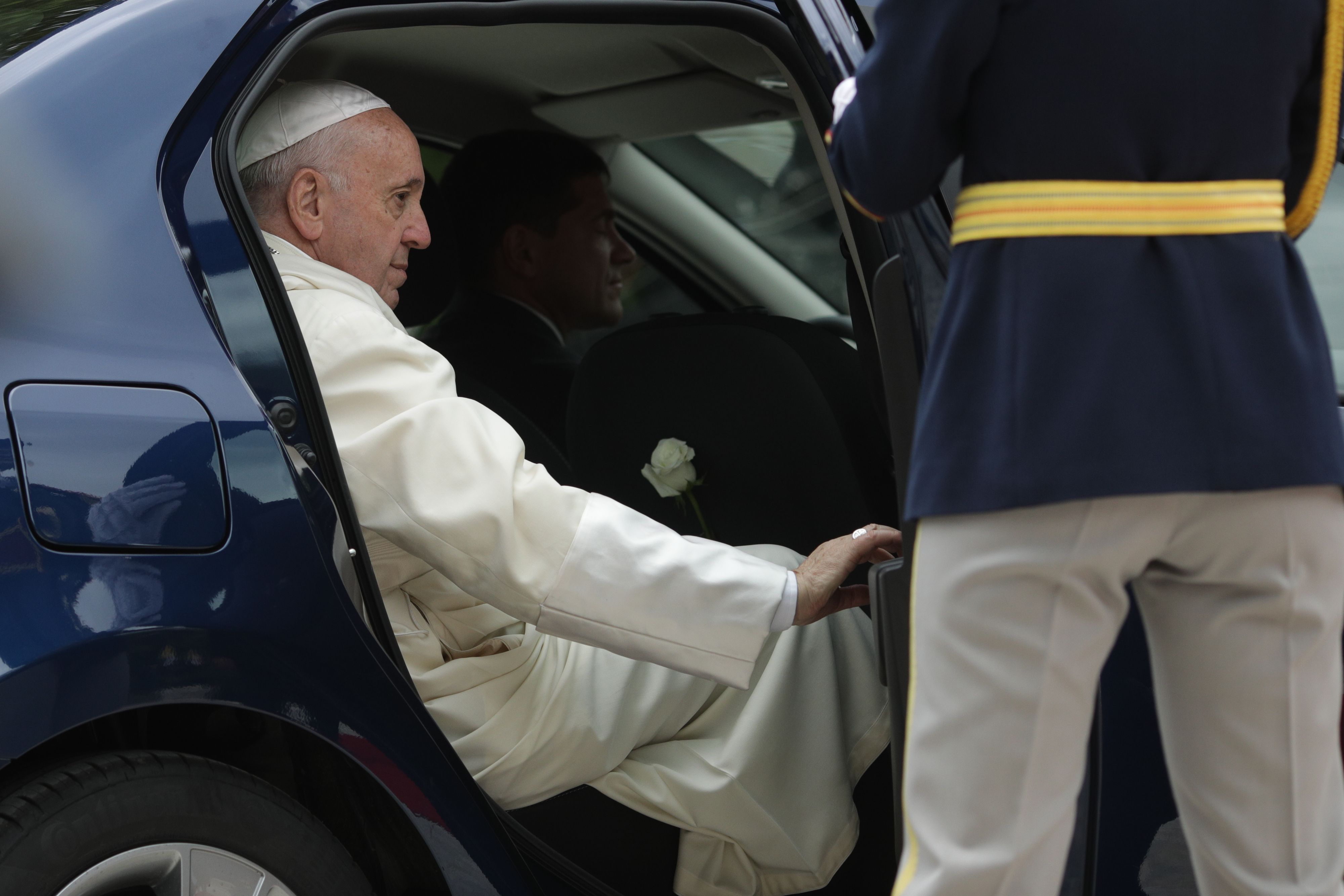 Papa în România. Momentul în care a deschis geamul mașinii pentru a saluta mulțimea - Imaginea 4