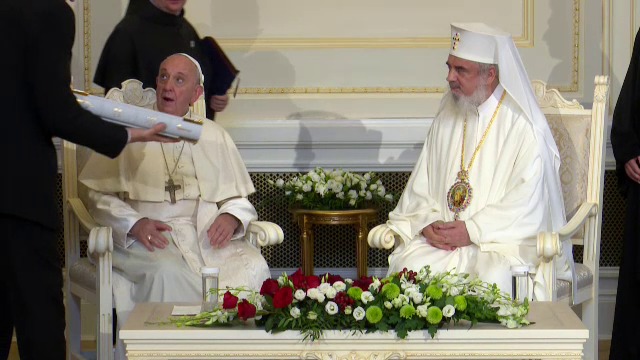 Ce cadouri a primit Papa Francisc de la Patriarhul Daniel. GALERIE FOTO