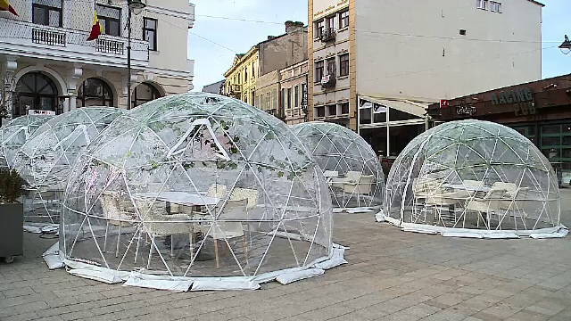 Cum vor arăta terasele la vară: baloane de plastic și tuneluri dezinfectante