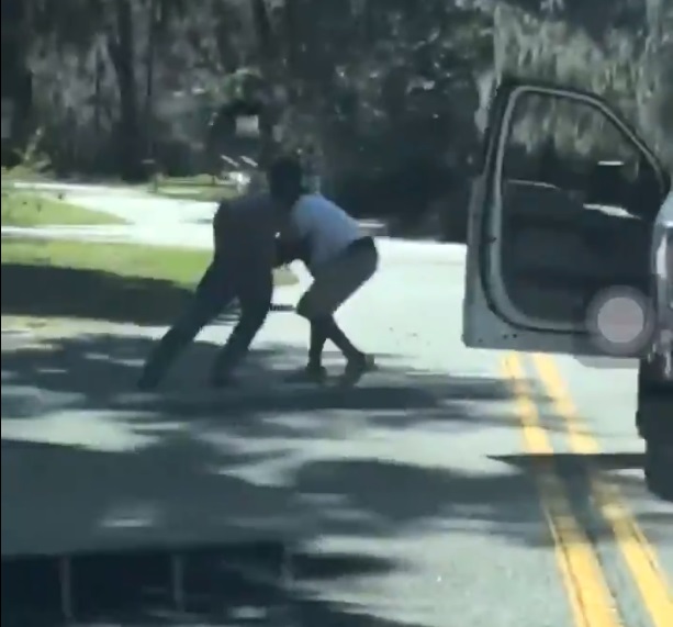 VIDEO. Momentul șocant în care un bărbat este împușcat în timp ce face jogging
