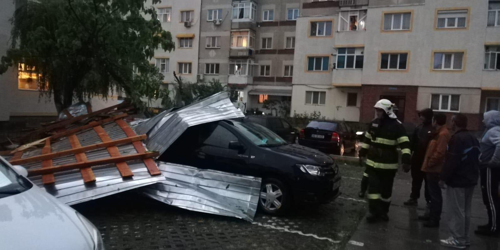 GALERIE FOTO. Furtuna a făcut ravagii în București și alte opt judeţe - Imaginea 1