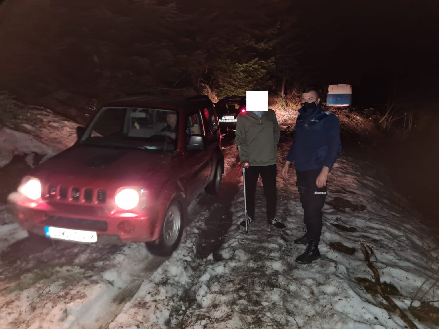O familie din Craiova a rămas blocată în zăpadă în noaptea de Înviere, în zona Vârfului Arcanu
