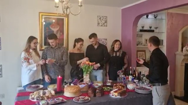 Românii aflați la muncă în străinătate au sărbătorit Paștele cu dor de casă și videoconferințe cu cei dragi