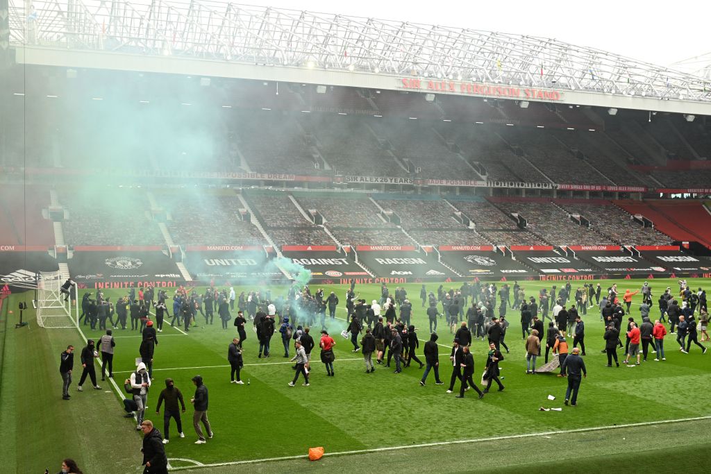 VIDEO. Partida Manchester United - Liverpool, amânată după ce terenul a fost invadat de suporteri