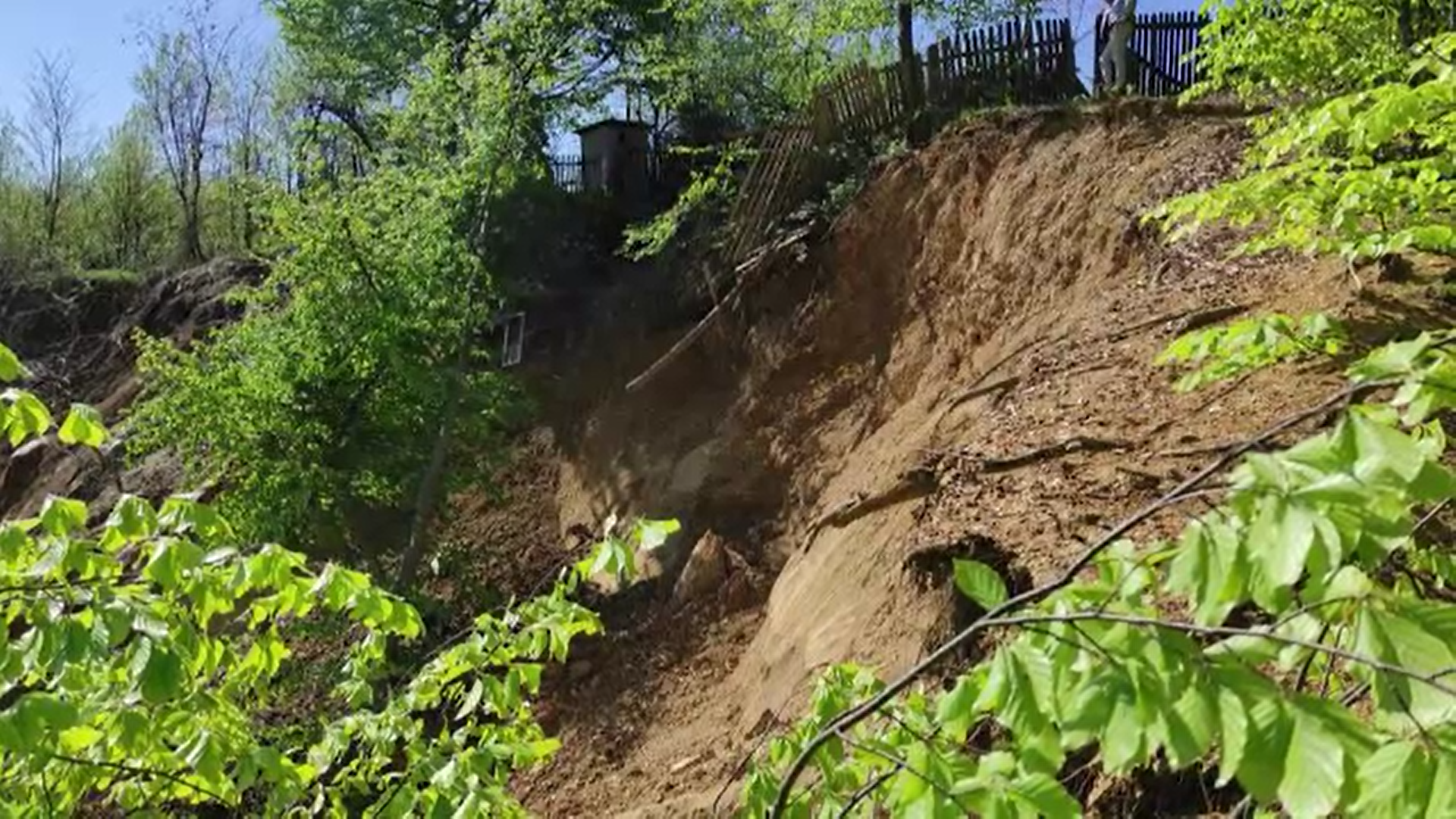 O alunecare de teren întinsă pe 5 hectare pune în pericol câteva locuințe într-un sat din județul Prahova
