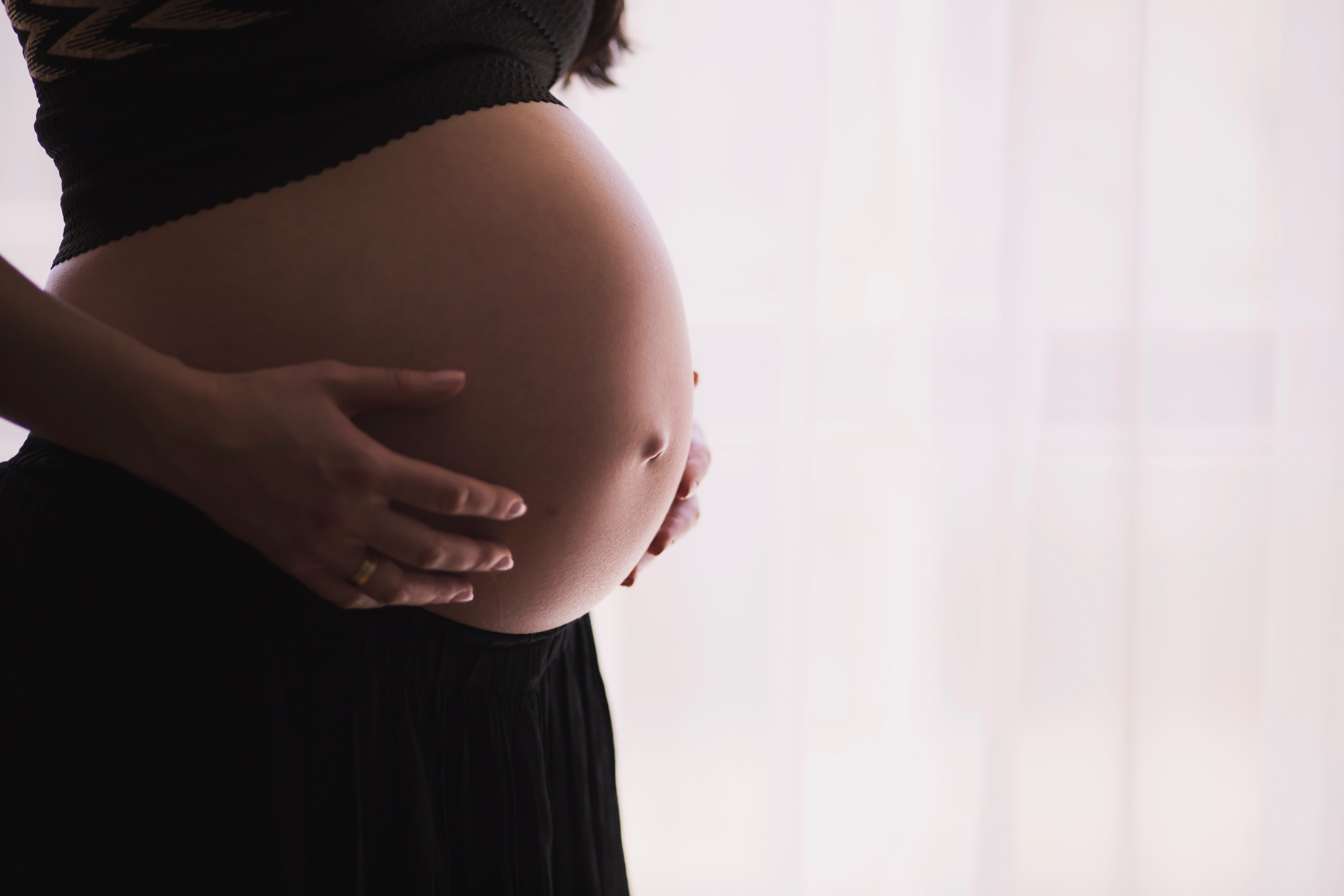 Studiu: Expunerea la Covid, în timpul sarcinii, provoacă un răspuns imunitar la nivelul placentei fără să o infecteze