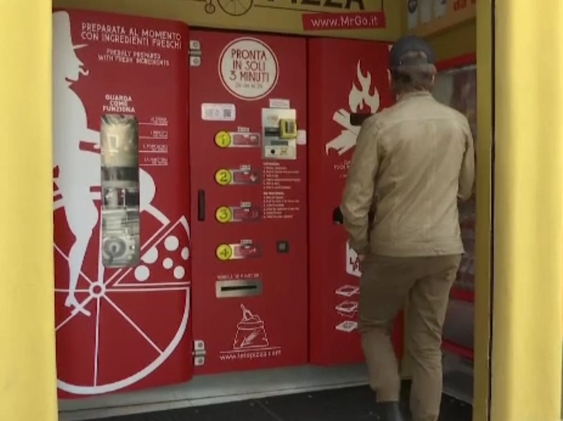 Automatul care coace pizza în trei minute, instalat de un italian. Cât costă una