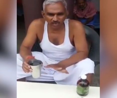 Un parlamentar indian bea urină de vacă, considerând că așa se poate feri de COVID