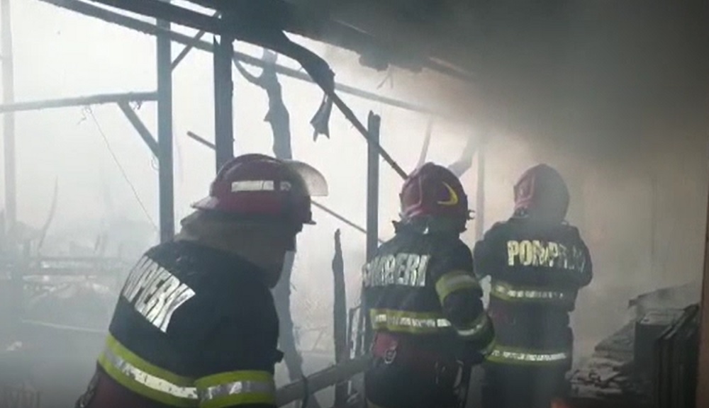 Cinci familii din Bârlad au rămas pe drumuri, după ce un incendiu le-a distrus casele
