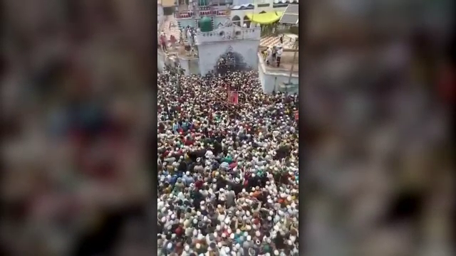 În India răvășită de Covid-19, mii de oameni s-au îngrămădit la înmormântarea unui cleric musulman