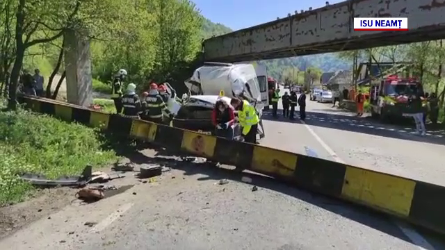 Două persoane au murit în Neamț după ce o parte dintr-un pod feroviar a căzut peste un microbuz de pasageri