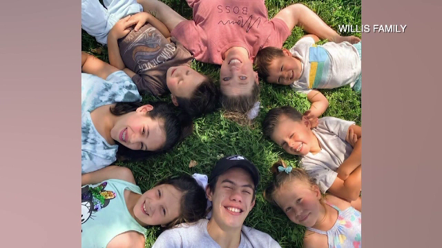 Cum au ajuns 7 frați orfani din Texas să fie adoptați. ”Instant am simțit că trebuie să fiu mama lor”