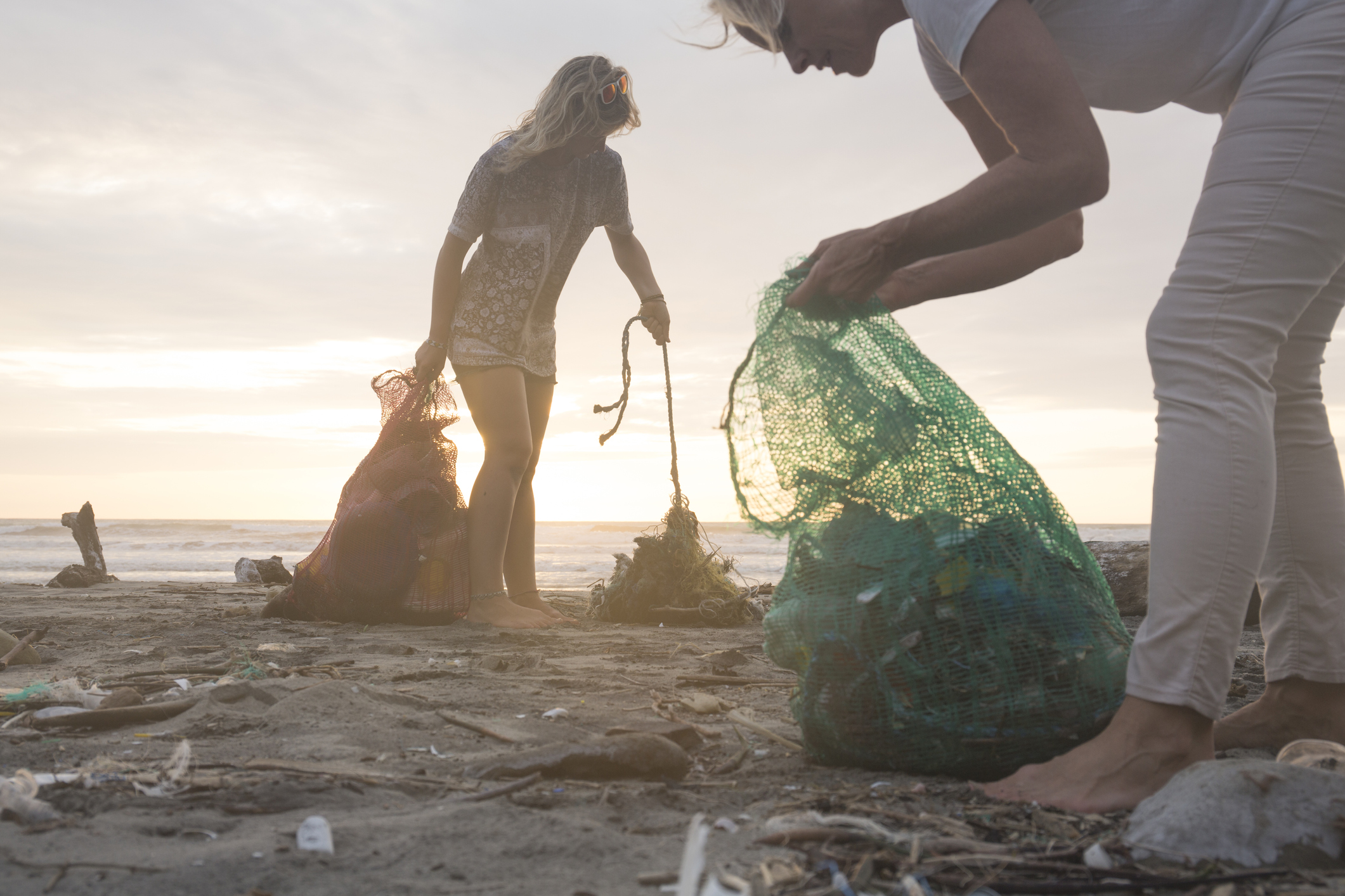 Zeci de mii de gunoaie, aruncate pe plajă de turiști, în fiecare an. Apelul voluntarilor de mediu
