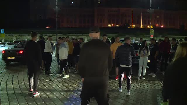 Românii au ieșit pe străzi pentru a sărbători „Marea relaxare”, la miezul nopții
