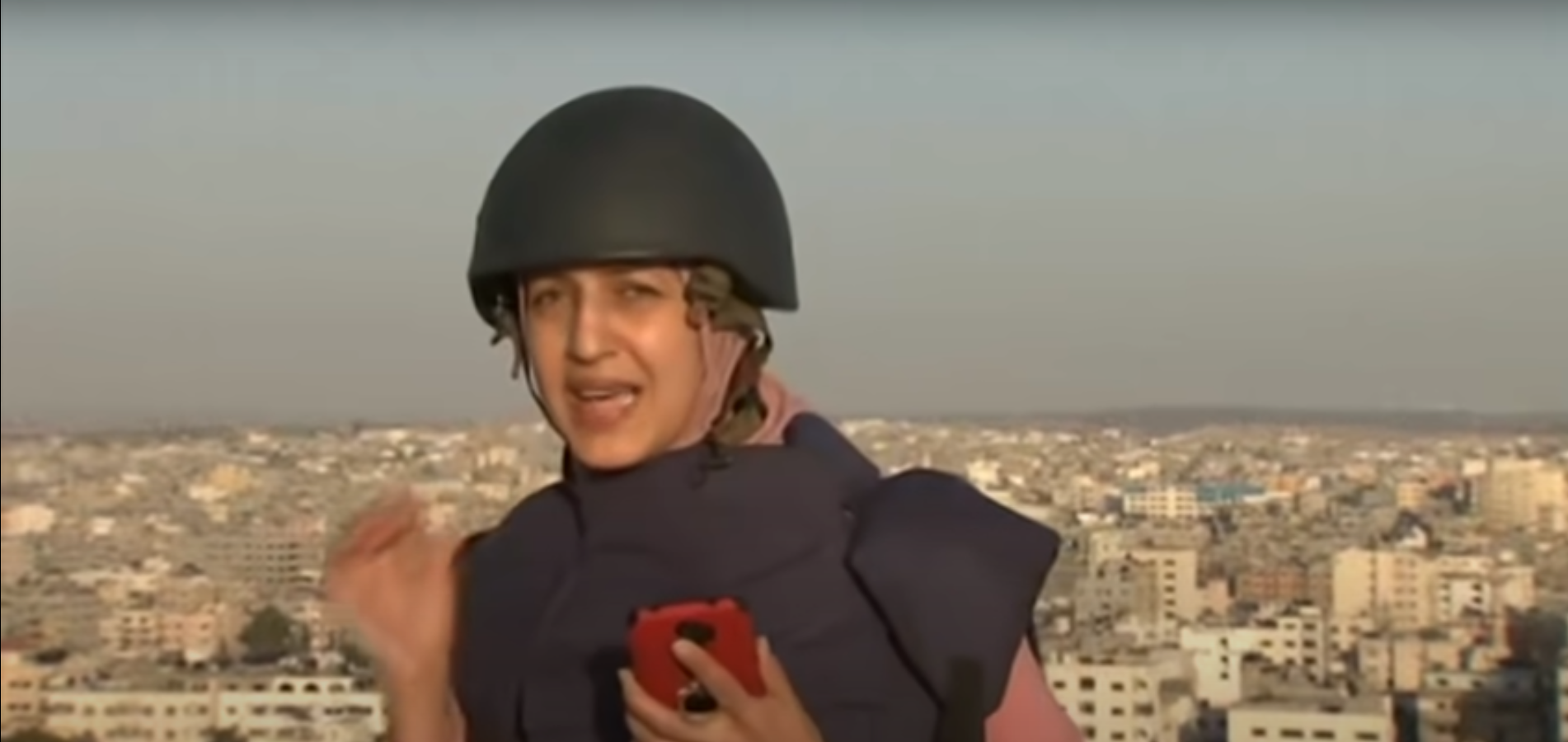 Video. Reacția unei jurnaliste din Gaza care transmitea live în timp ce o clădire era bombardată