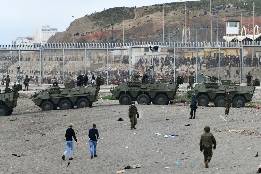 Spania a trimis armata în Ceuta. Mii de migranţi au ajuns înot în exclava spaniolă
