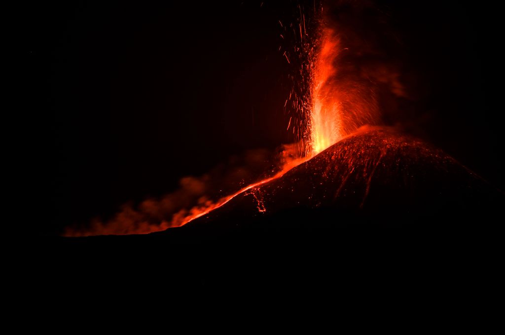 Imagini spectaculoase cu jeturi de lavă care țâșnesc din vulcanul Etna, după o nouă erupție