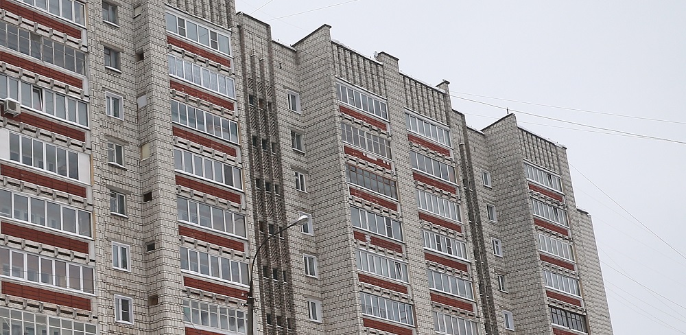 Un bărbat din Rusia a aruncat un copil de 18 luni de la etajul 5, enervat că micuțul plângea