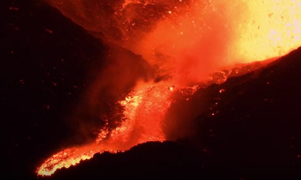 Vulcanul Etna a erupt din nou. Imagini spectaculoase surprinse în Sicilia