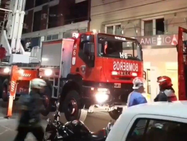 VIDEO. Incendiu într-un hotel din Argentina. Un fotbalist a sărit pe fereastra unei camere de la etajul 11