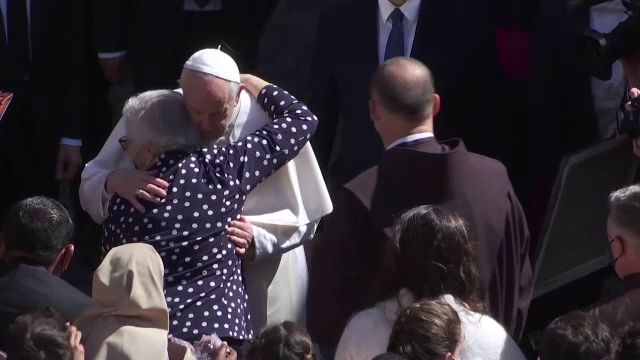 Papa Francisc a sărutat tatuajul unei supraviețuitoare de la Auschwitz