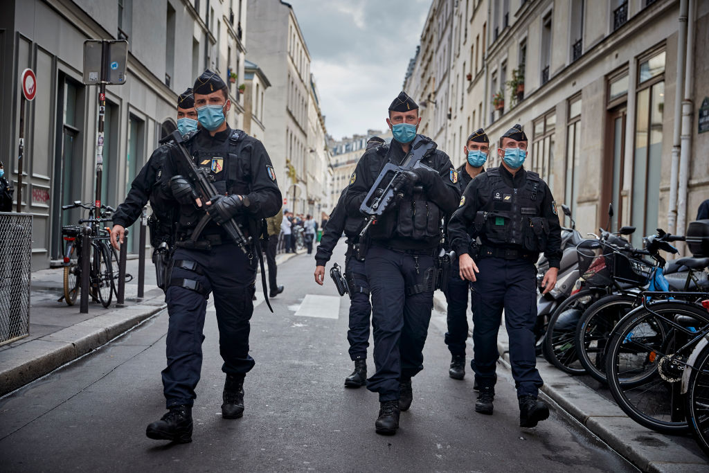 O polițistă din Franța, în stare gravă după ce a fost înjunghiată pe stradă. Atacatorul a fost omorât