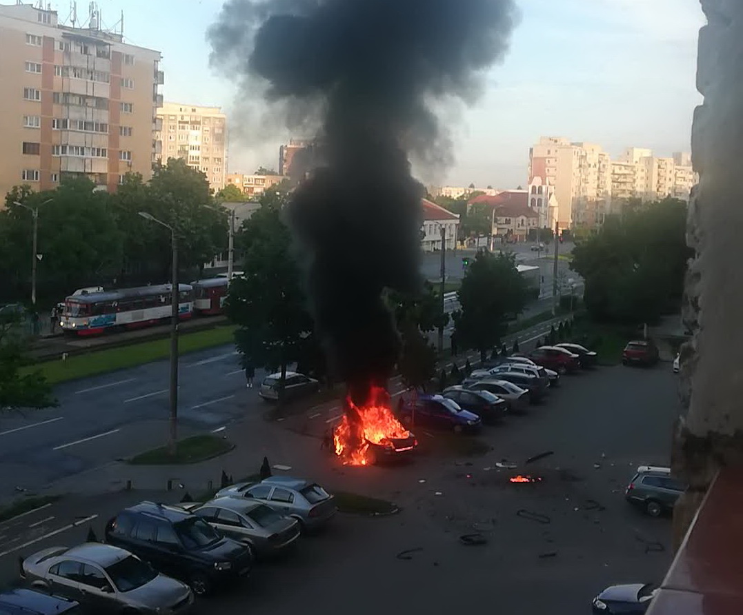 O mașină a explodat după ce s-a pus în mișcare, în Arad. Șoferul, un om de afaceri, a murit