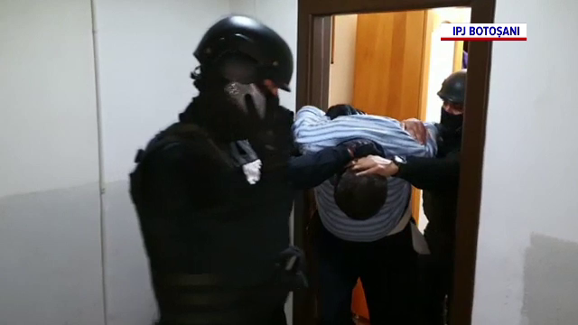 Momentul în care bărbatul din Botoșani care își sechestra în casă soția a fost prins. Polițiștii au intervenit după 6 ore