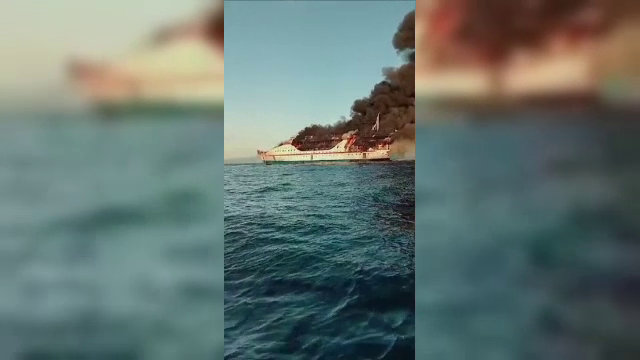 Un feribot plin cu oameni a luat foc în Indonezia. Pasagerii au sărit în apă ca să scape cu viață