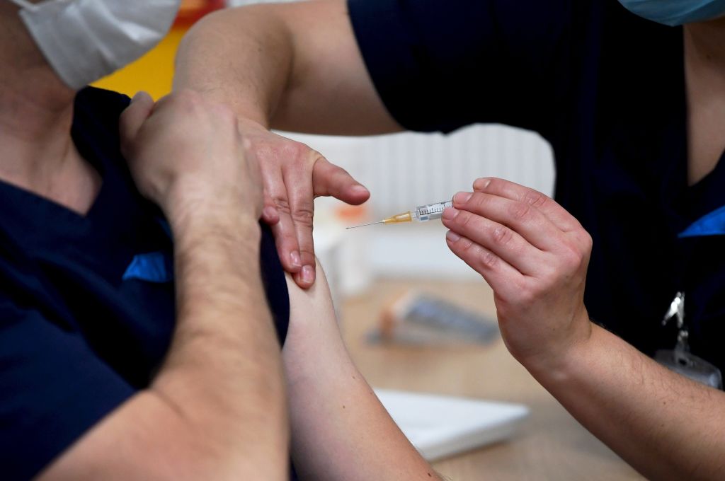 Medicii britanici ar putea fi obligați să se vaccineze anti-COVID