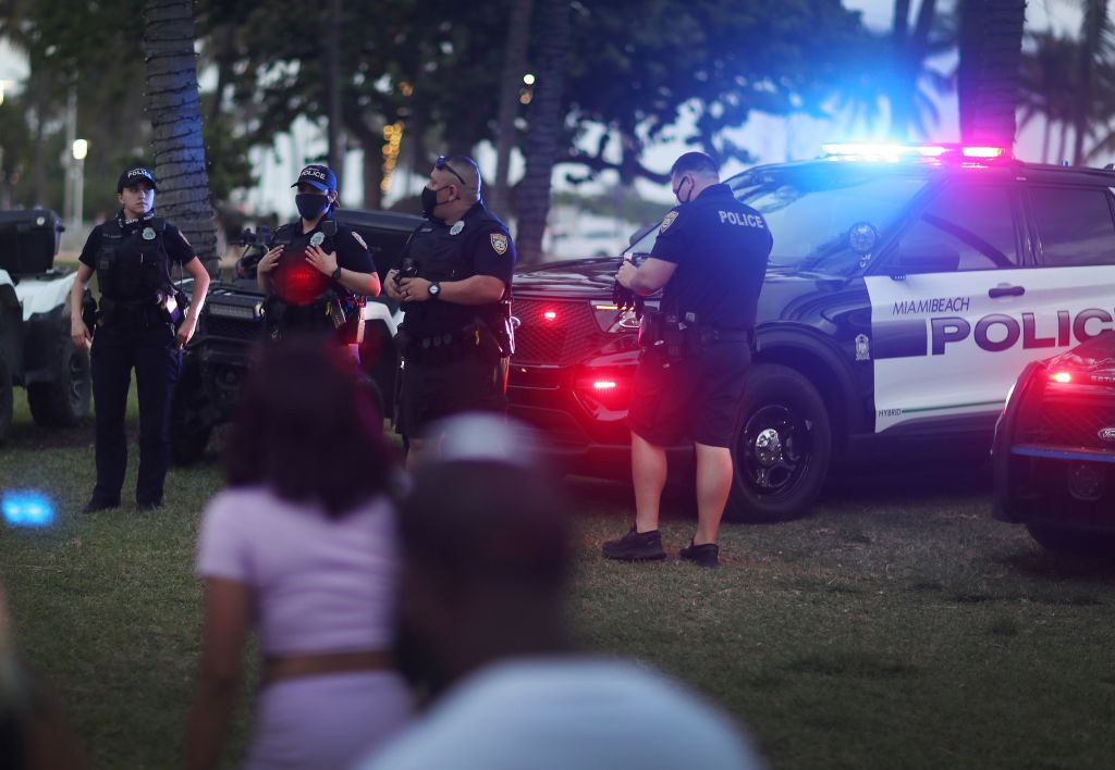 Doi morţi şi cel puţin 20 de răniţi într-un atac cu arme de foc în statul Florida
